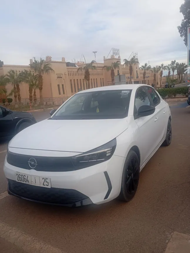 Opel Corsa livrée à l'aéroport d'Errachidia
